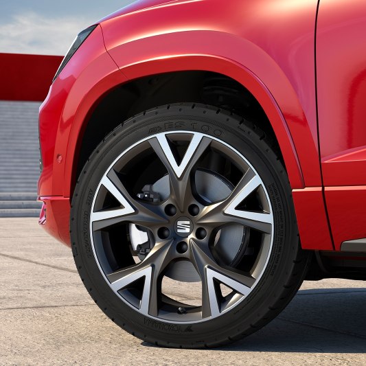 SEAT Ateca FR SUV detailed view of inserts in cosmo grey machined 19 inch alloy wheels
